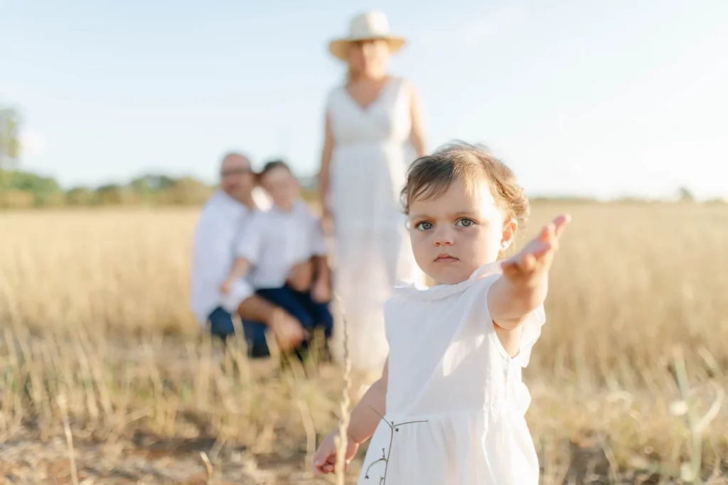 Fotografia di famiglia in un campo di grano, Calabria