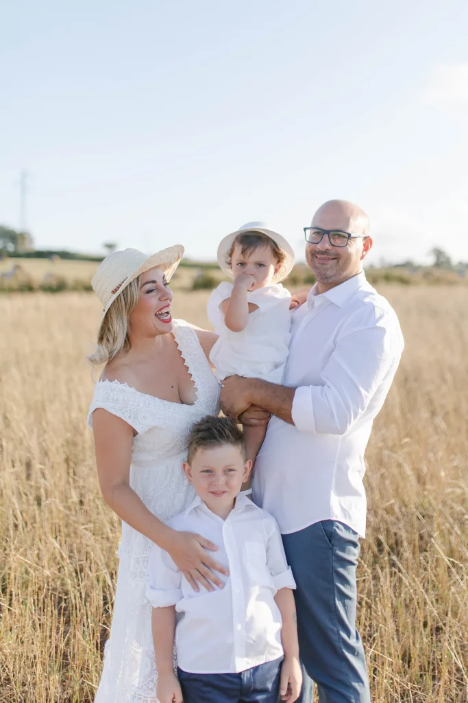 Fotografia di famiglia in un campo di grano, Calabria
