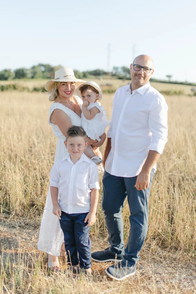 Fotografia di famiglia in un campo di grano, Calabria