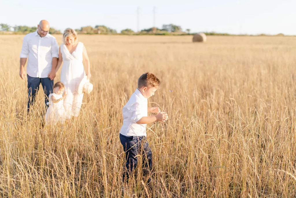 Fotografia di famiglia in un campo di grano, Calabria
