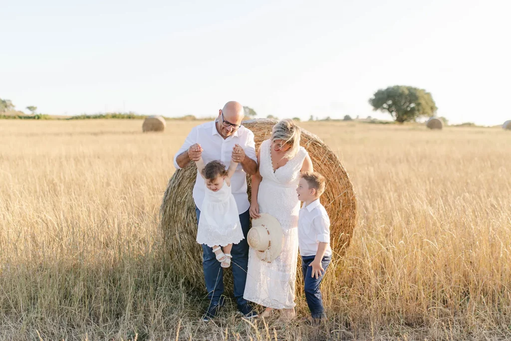 Fotografia di famiglia in un campo di grano, Calabria