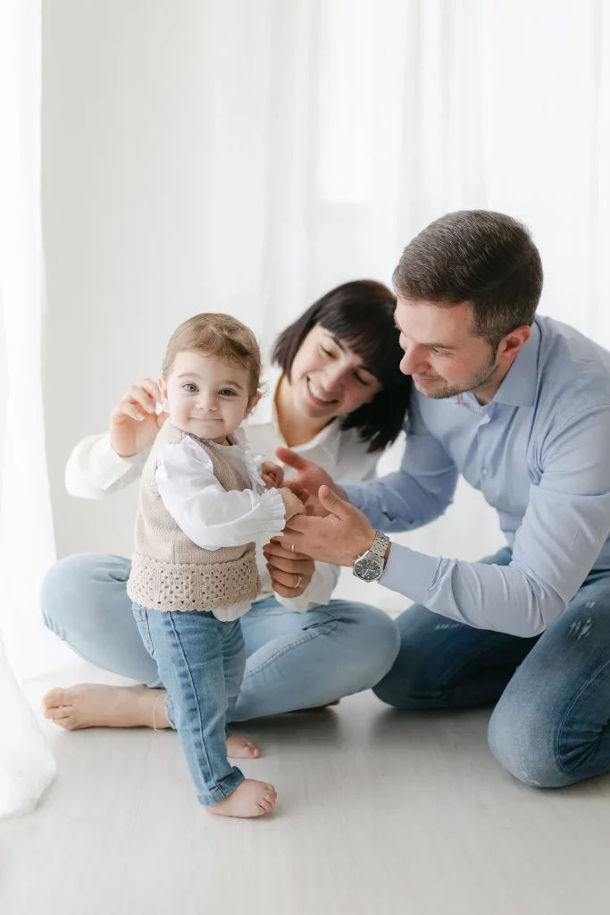 Fotografia di famiglia con neonato primi passi