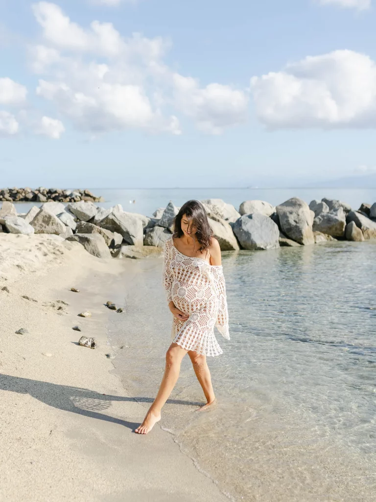 Servizio fotografico maternità boho sulla spiaggia, Calabria