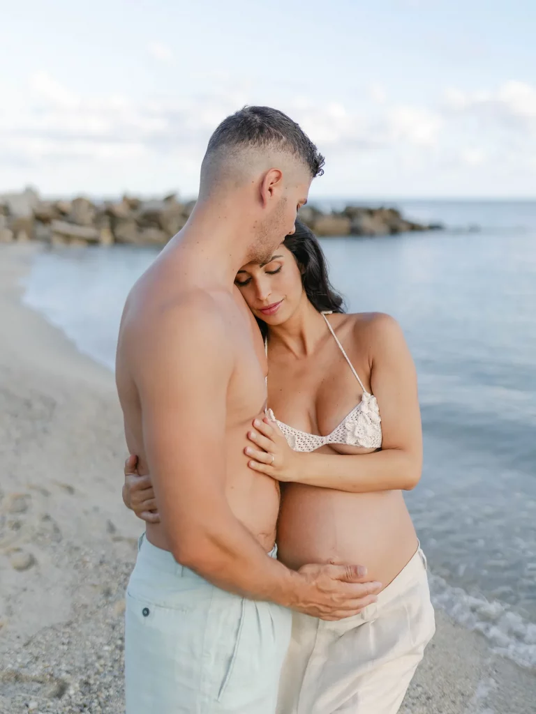 Servizio fotografico maternità di coppia boho sulla spiaggia, Calabria