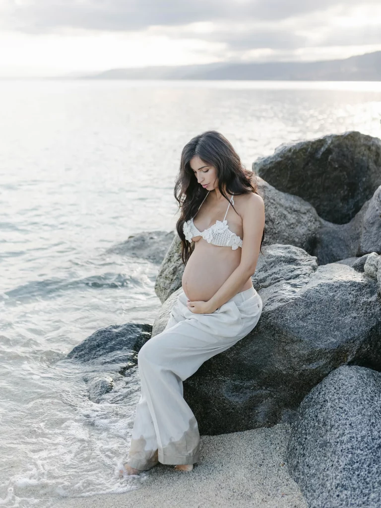 Servizio fotografico maternità di coppia boho sulla spiaggia, Calabria
