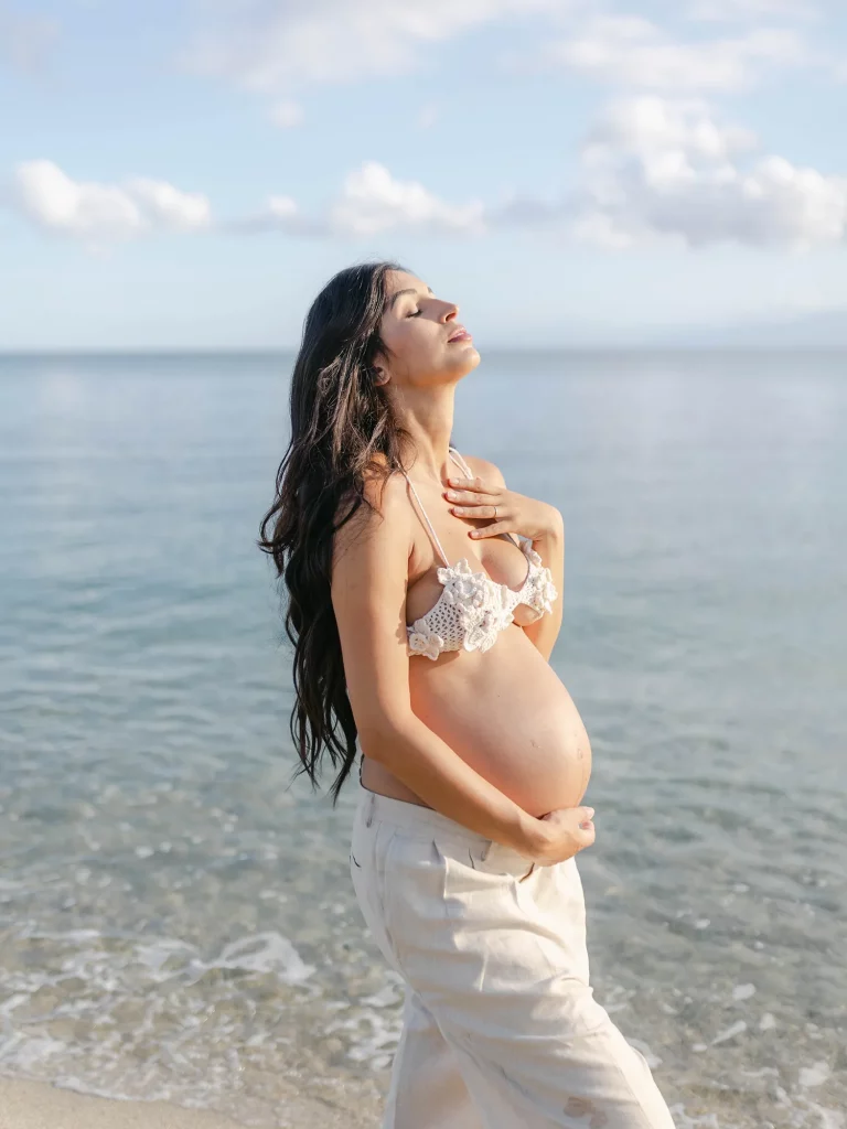 Servizio fotografico maternità di coppia boho sulla spiaggia, Calabria