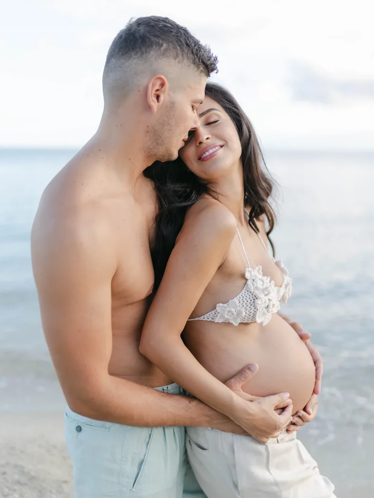 Servizio fotografico maternità di coppia boho sulla spiaggia, Calabria
