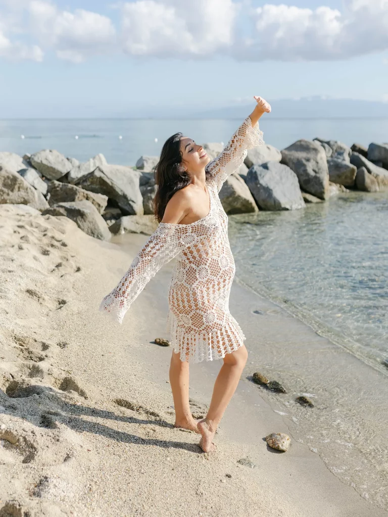 Servizio fotografico maternità di coppia boho sulla spiaggia, Calabria